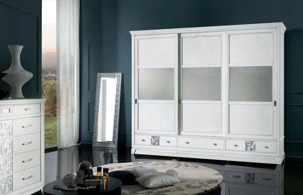 wardrobe 3 sliding doors 3 drawers with Vuadi glass and closed plinth white polishing and silver leaf details.