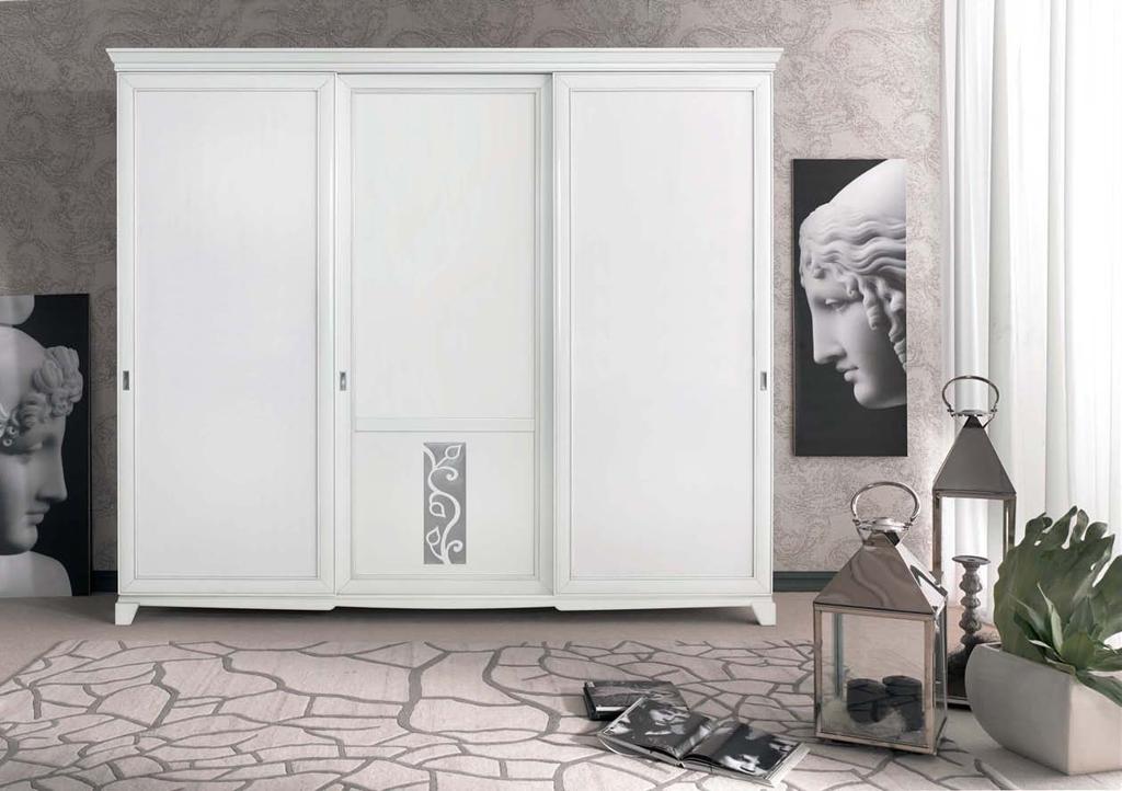 wardrobe 3 sliding doors with closed plinth white polishing and silver leaf details. cm. l. 246 - p. 66 - h. 252 Disposizione interna.