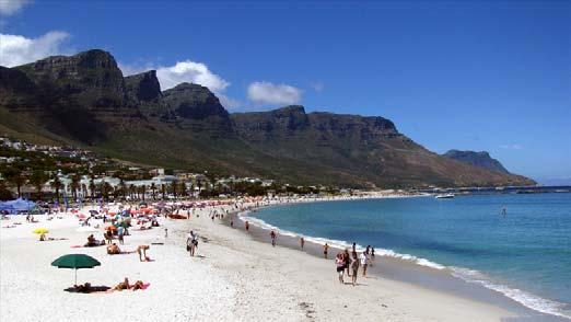 Le zone più esclusive e ricercate di Cape Town sono i suoi sobborghi meridionali: le famose ed esclusive Bantry Bay e Camps Bay, frequentate dal jet set e con una vivacissima vita notturna.