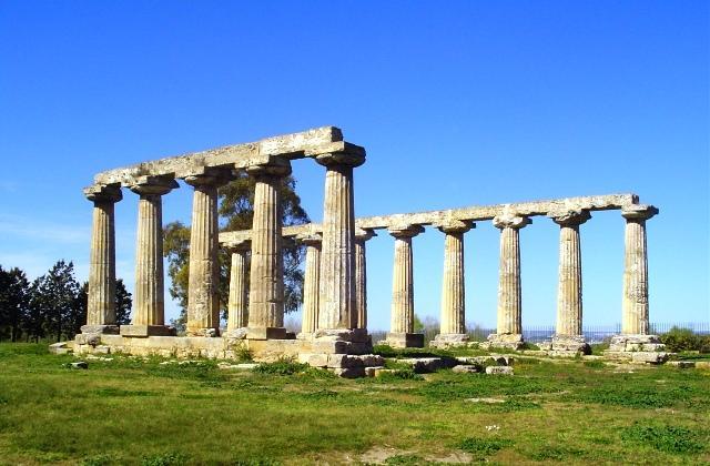 Il Tempio di Hera Il filosofo jonico nacque a Samo, in Grecia, nel 570 a.c. Dopo aver viaggiato in Egitto e Babilonia, si stabilì a Crotone nel 530 a.c., dove diede inizio ad una setta filosofico-politica che ebbe notevole influenza sulla Magna Grecia.