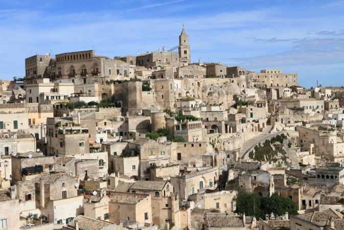 (INGRESSO LIBERO); AFFACCIO SUL BARISANO, il primo degli storici quartieri in tufo sovrastato dalla Cattedrale romanica e ricco di palazzotti nobiliari che seguono un arco temporale dal XV al