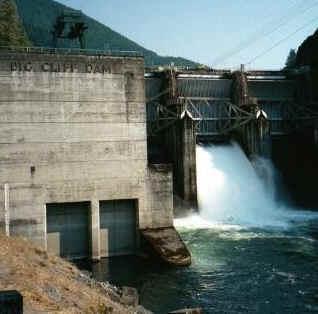 Energia Idroelettrica L energia idroelettrica è quel tipo di energia che sfrutta la trasformazione dell energia potenziale gravitazionale, posseduta da masse d acqua in quota, in energia cinetica nel