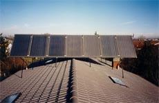 Il funzionamento dei collettori solari: Dispositivi che raccolgono ed accumulo l energia termica del sole Ø sono costituiti da una superficie scura che