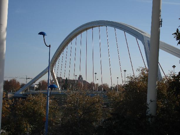 I. Realizzazione di un ponte ad arco a via inferiore con impalcato sospeso con una sola campata.