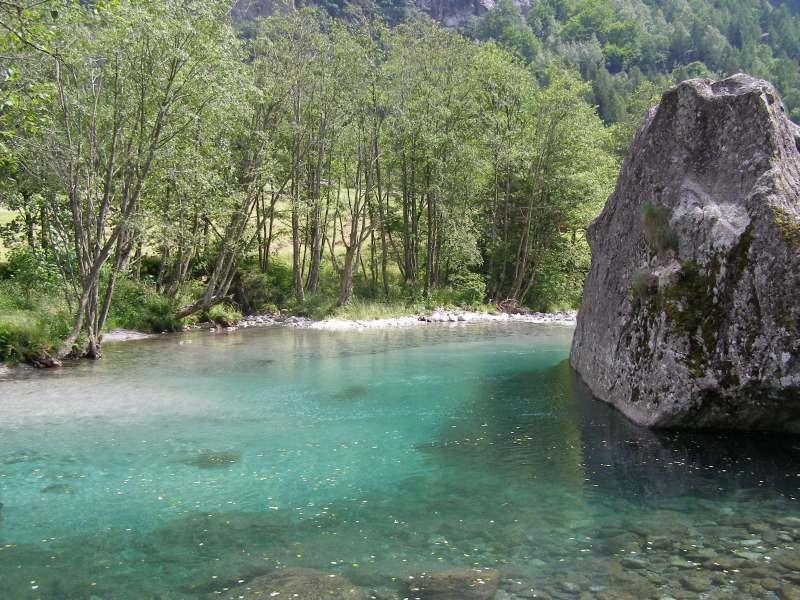 distensive passeggiate alla scoperta di una Valle capace di sorprendere con le sue vette che sembrano disegnate da abili mani, acque limpide e trasparenti, prati verdi e casupole in pietra che