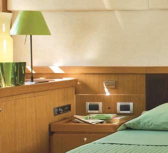 Cabina armatoriale con chaise longue e grande finestra: una vera e propria suite, immersa in un bagno di luce.