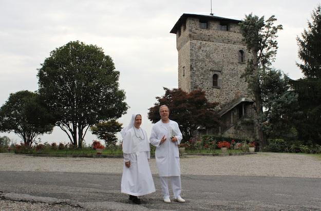 Suor Faustina con il dottor Molteni davanti alla torre di Tregolo "Innovazione: dono o missione?