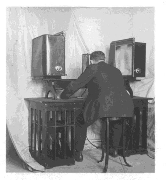 questo sistema ottico stereoscope (dal greco stereos, solido, e scopos, che guarda) 2. Figura 2 - L apparato stereoscopico di Charles Wheatstone in versione originale.