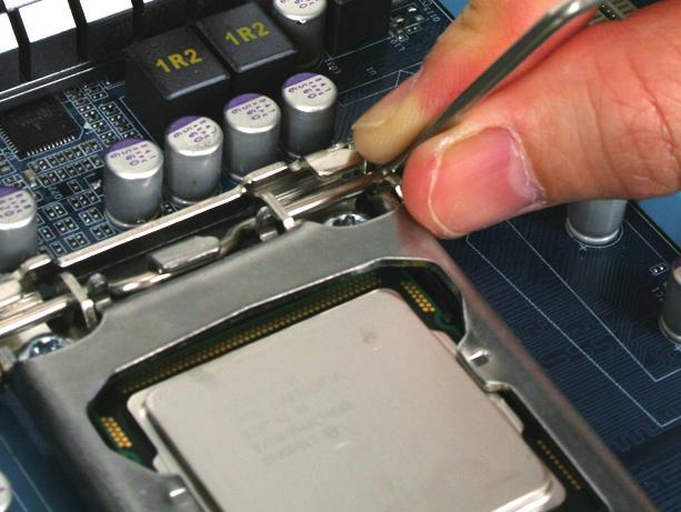 Per proteggere el socket della CPU, rimettere sempre il coperchio protettivo quando la CPU non installata.