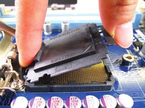 Allineare la marcatura Pin UNO della CPU (triangolo) con l angolo Pin UNO del socket CPU (oppure allineate le