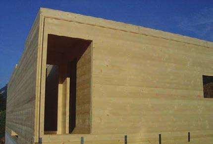 SOLID per PARETI e TRAMEZZE I componenti SOLID sono dei pannelli massicci di grande formato costituiti da più strati di legno lamellare, incrociati tra di loro (CLT - Cross Laminated Timber).