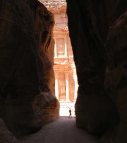 per il Monte Nebo caro alla tradizione biblica per essere il luogo da cui Mosè guardò per la prima volta la Terra Promessa.