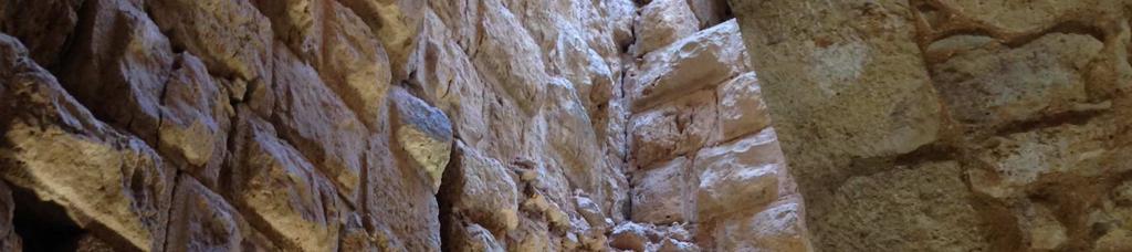 Sistemazione sul bus riservato e partenza in direzione Um Qays. Località in cui avvenne il famoso miracolo dei maiali di Gadara, l'omonima città è stata in passato un rinomato centro culturale.