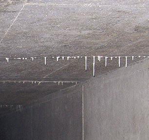 Spaccature localizzate del calcestruzzo Sopratutto le pareti laterali e la sommità del canale presentano spesso danni localizzati del calcestruzzo e in parte anche danni dovuti