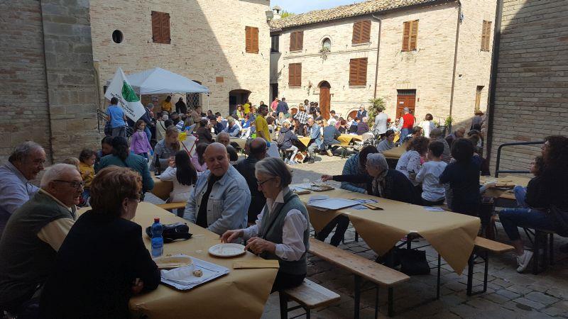 La Biodomenica nel centro storico di Altidona ha riscosso grande successo di pubblico Altidona, 2017-10-02 Il Sindaco Enrico Lanciotti ha espresso soddisfazione per la riuscita della giornata: