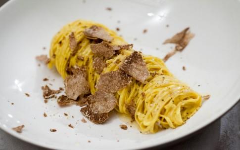 TAJERIN AL BURRO DI CACAO e TARTUFO primo INGREDIENTI per ottenere 4 porzioni Elemento Quantità Per la Pasta Farina tipo 0 200g Farina macinata a pietra 40g Uova 2 Tuorlo 1 Acqua fredda 1 cucchiaio