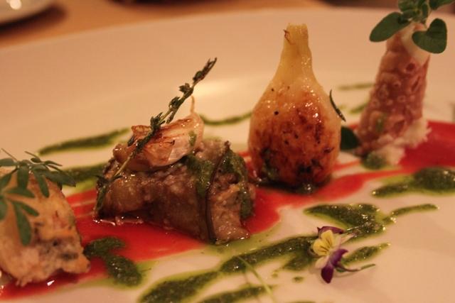 Il Foro dei Baroni. Terra mia l'antipasto Un elogio al territorio. Ci sono i pomodorini di collina in tempura, il cannolo di melanzana, il cipollotto sotto cenere e un croccante al blù di bufala.