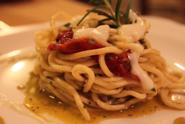 Il Foro dei Baroni. Come la tradizione vuole: spaghetti aglio, olio e peperoncino Ci riesce.