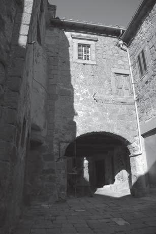 poligonale pietre spaccate conci squadrati spianata È il prospetto esterno dell area absidale, rettilinea, attualmente visibile nel sottovolta di via del Vecchio Pretorio.