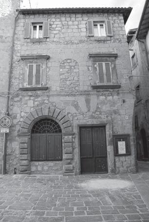 Isolato urbano costituito da una serie di edifi ci residenziali, di forma poligonale irregolare, localizzato nella parte meridionale del centro storico di Castel del Piano.