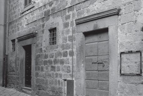 Pieve). È delimitato dal lato meridionale della chiesa di S. Leonardo, da via della Basilica e da via della Penna. Conservazione: Mediocre.