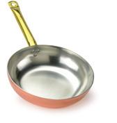 Bratpfanne 1 Griff Poêle à frire Sartén 1 mango Deep frypan 1 handle Hohe Bratpfanne 1 Griff Poêle profonde Sartén alta 1 mango Oil pourer with lid and hem drop saves Olfläsche mit Deckel Huilier en