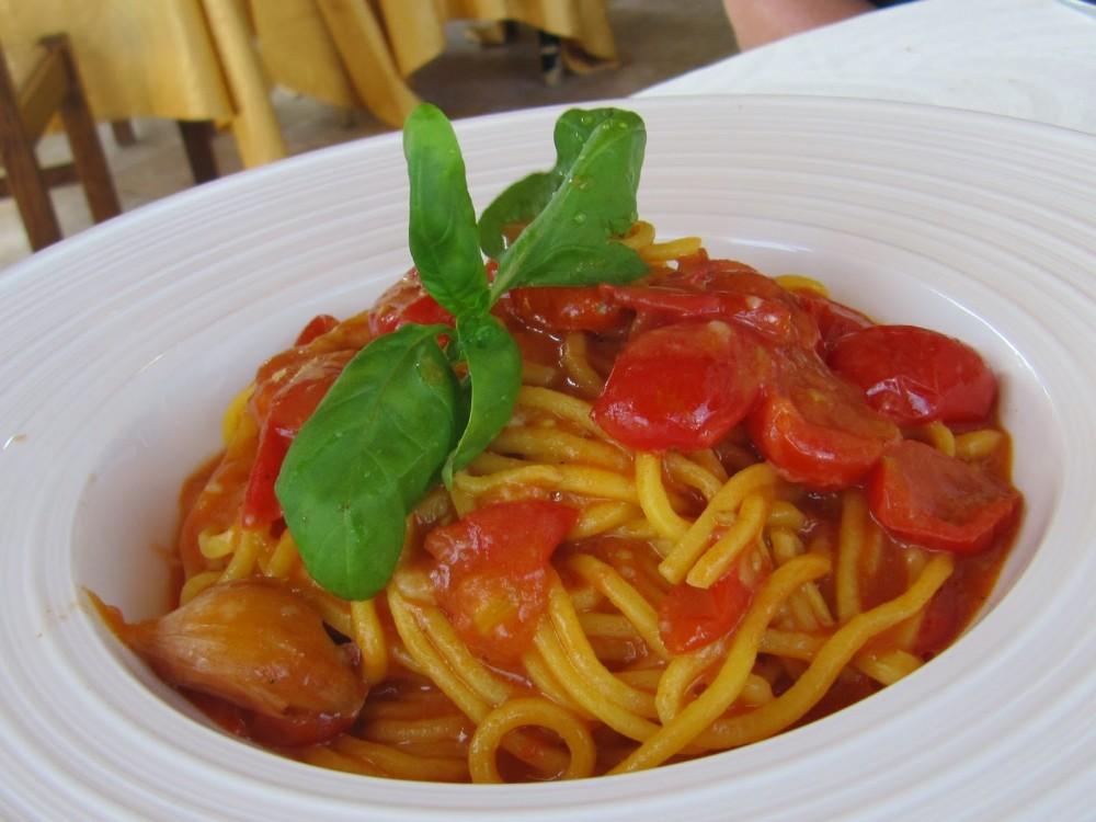 Venti piatti di pasta da provare almeno una volta nella vita Agriturismo U Cian, Isolabona, il sugo si deve sentire, spaghettata condivisa con