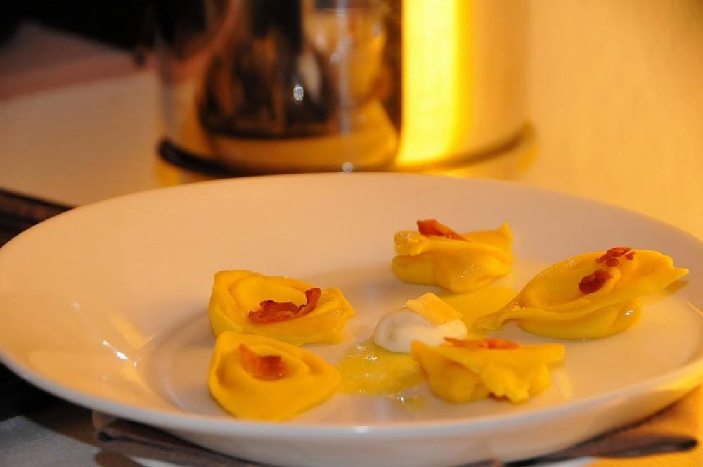 La Mugnaia, Ivrea, ravioli di carbonara con pancetta croccante e spuma di pecorino La Piana, Carate, tagliatelle con asparagi rosa di Mezzago (prodotto De Co dell