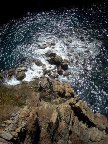 Sul ponte al tramonto Sotto la nave il mare roccioso è stupendo, di tutti i colori del verde e del blu, chiazzato del nero delle alghe e dei muscoli di scoglio.