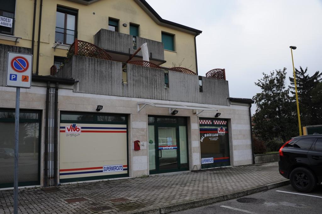 LOTTO 1: NEGOZIO A PONTE S. NICOLÒ (PD) 2 DESCRIZIONE DEL BENE Trattasi di unità immobiliare a destinazione commerciale sita in Comune di Ponte S. Nicolò, Via Firenze, civico n. 14/A.