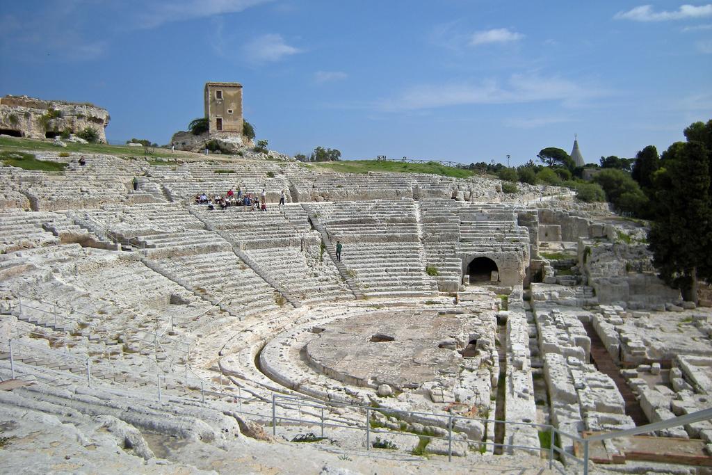 25 Marzo: sbarco a CATANIA - SIRACUSA Prima colazione libera e alle ore 09:30 circa sbarco a Catania; visita con Guida della città e al termine proseguimento per Siracusa.