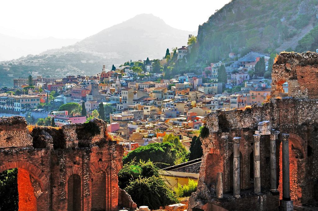 28 Marzo: - escursione sull'etna e visita di TAORMINA Prima colazione in hotel e partenza per l'ascensione sull'etna, il vulcano attivo più alto d'europa e uno dei più facilmente visitabili al mondo;