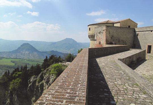 La cittadina sorge in cima alla rupe: dominata da diverse popolazioni (Goti, Bizantini, Longobardi, Franchi) e contesa da diverse famiglie (Montefeltro, Malatesta, Medici), finì, a fasi alterne,