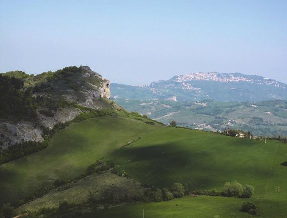 insediativo diffuso e/o sparso DESCRIZIONE San Leo sorge su una superficie territorialmente complessa ed arzigogolata: un enorme