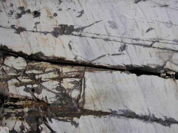 Geologia Fratturazione - tettonica Le discontinuità prodotte dalla tettonica sono le più diffuse ed intense; interessano infatti la generalità dei corpi rocciosi e ne pervadono l