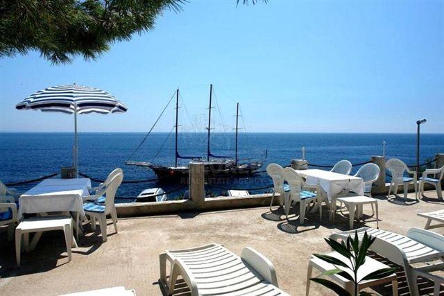 Villa unifamiliare sul lungomare, sul lato sud dell'isola Villa è situata in una splendida posizione, vicino al mare con una stupenda vista verso il mare.