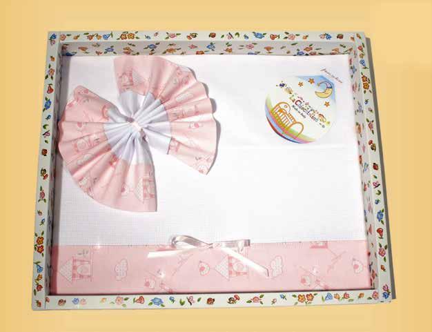 Glitterato Confezione da set composto da 2 pezzi in scatola regalo Coordinato culla fantasia casette in tessuto con inserto centrale in tela Aida Set 2 pezzi: lenzuolo sopra cm 20x83 -