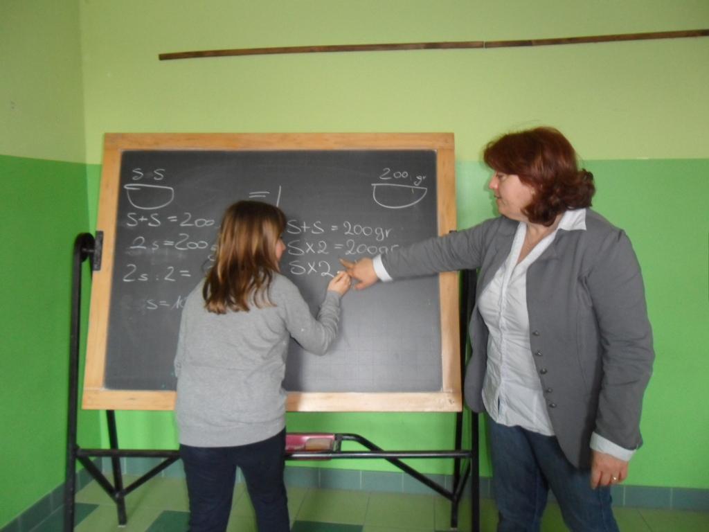 TERZA LEZIONE Nella terza lezione si è cercato di guidare gli alunni ad uscire dal concreto ed avvicinarsi al simbolico.