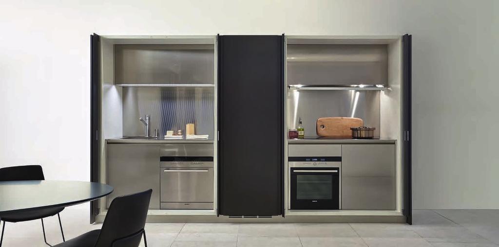 tall units CUCINA MONOBLOCCO - BUILT-IN KITCHEN In questa pagina: cucina monoblocco in acciaio, inserita nelle colonne con ante a scomparsa laccato goffrato grafite.