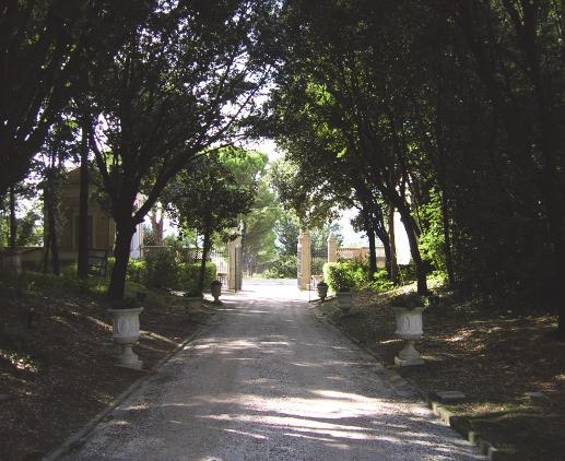 Valore storico: sul poggio di San Lorenzo in Correggiano si trova la Villa des Verges, con il suo giardino alla francese e circondata dal bosco e il filare di pini di fronte all entrata monumentale,