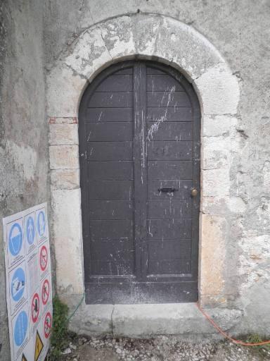 È da escludere che sia la porta medioevale della chiesa.