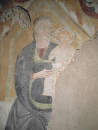 Per aprirla è stato abbattuto parte dell'affresco presente (è la parte destra della