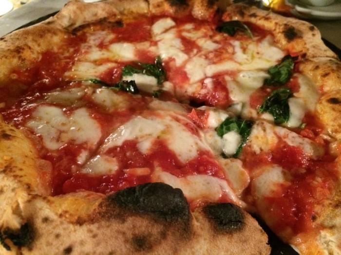 Pizzeria Ristorante La Famiglia, la Margherita Le pizze di Gennaro Nasti sono autentiche napoletane, con una