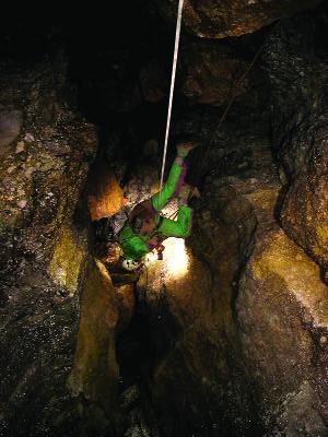 canale Regolo (la parte "sospesa" per l'avanzamento della cava) e poi arrampicando in discesa tra i blocchi che fanno da argine, fino a raggiungere la prima cengia della Cava Tassara, la stessa in