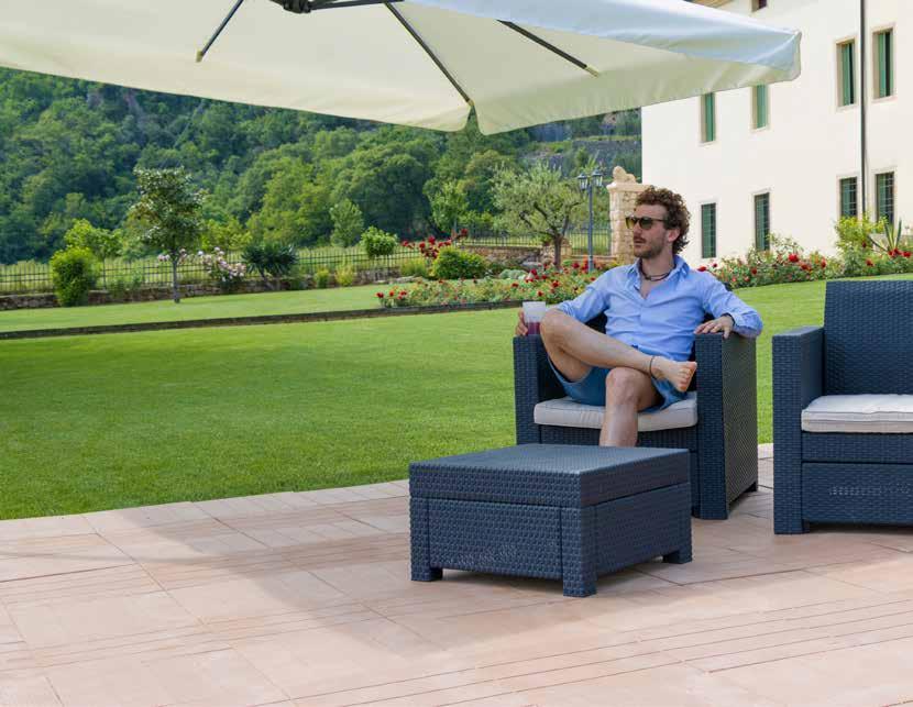 Le sue dimensioni, 40x40 cm, il suo peso di 1,8kg e la sua struttura modulare la rendono adatta a tantissimi utilizzi: pavimentazione del solarium intorno ad una piscina o per pavimentare una