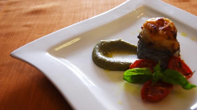 Girella di spatola ripiena di scamorza affumicata e basilico su crema di melanzane e pomodorini confit Come secondo piatto, ancora delle più che convincenti mazzancolle in versione estiva, con pesche