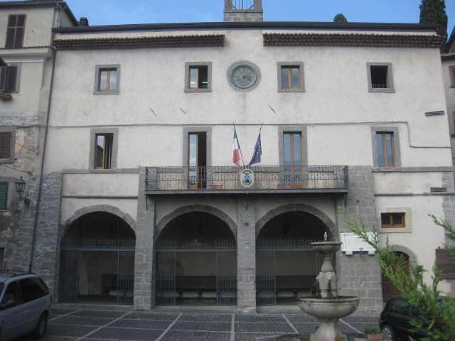 Il Palazzo comunale Al centro del paese è situato il PALAZZO COMUNALE che risale al Cinquecento.