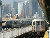 Jersey Transit). Da lì si raggiunge Penn Station a Manhattan in circa 30 minuti. Diverse linee di autobus e bus-navetta, infine, collegano i vari aeroporti a Midtown.