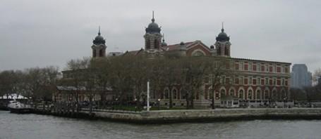 Fu fondato nel 1869 per essere inizialmente adibito ad arsenale del vicino Central Park.