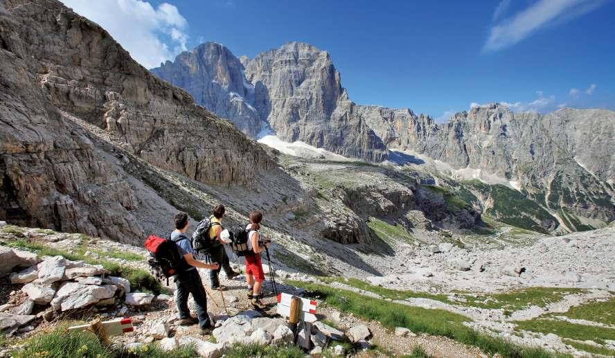 Sempre al vostro fianco Siamo 18 hotel per escursionisti, sparsi in tutto il Trentino Dolomiti, circondati da paesaggi incantevoli.